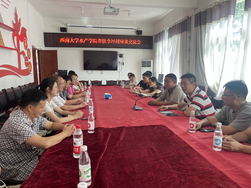 在城口县咸宜镇李坪村,专家教授们和威廉希尔教务处副处长、驻李坪村第一书记易鹏座谈_副本.jpg