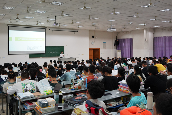 配图六:谭觅老师讲座2_副本.jpg