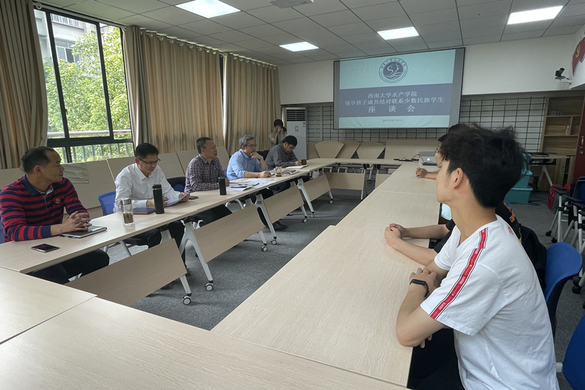 处级干部结对少数民族员工座谈会现场.jpg